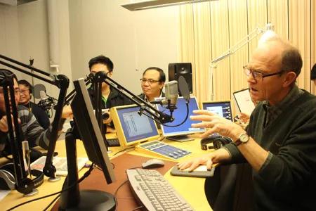 Lãnh đạo đài phát thanh Thụy Điển đặt tại thị trấn Upssala giới thiệu các hoạt động của Đài.